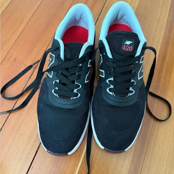 New Balance 420 Black and White with Red Accent Sneakers Classic Sporty Design - Picture 2 of 4